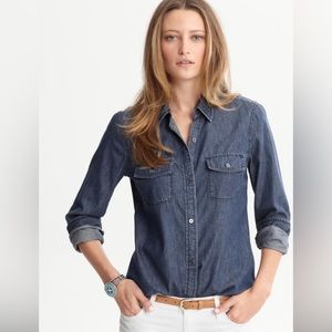 Wear everywhere women’s Banana Republic Chambray Denim Shirt, size small, NWT!